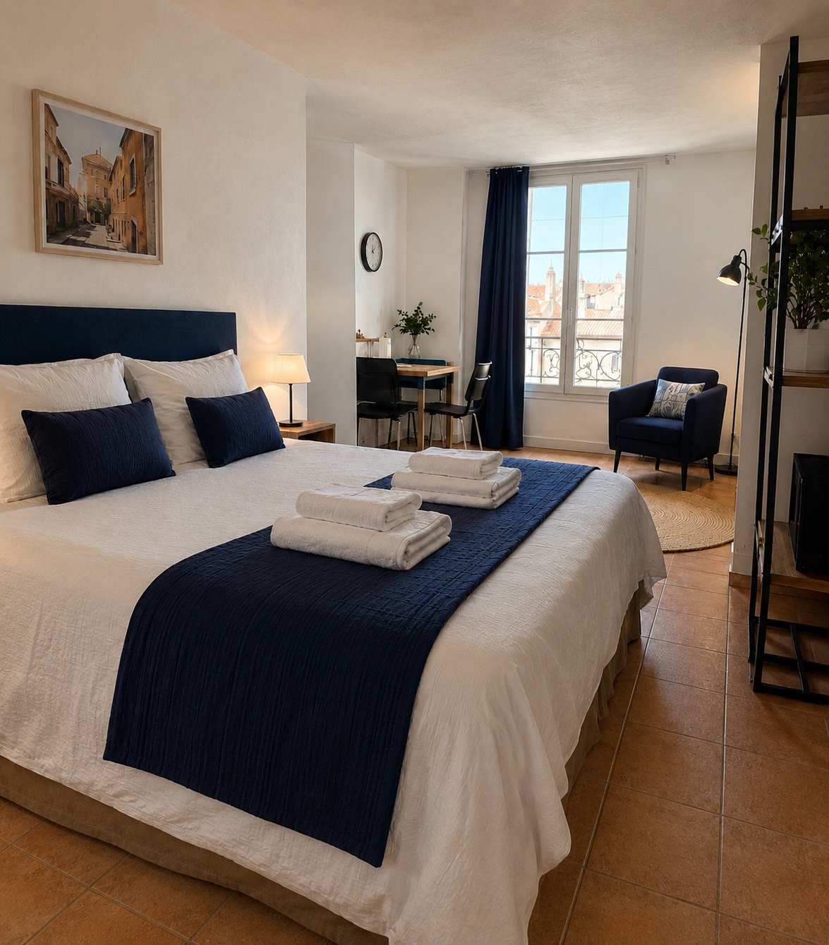 Ménage Airbnb + linge à Perpignan, entre deux séjours Chambre lumineuse avec un lit fait et des serviettes préparées